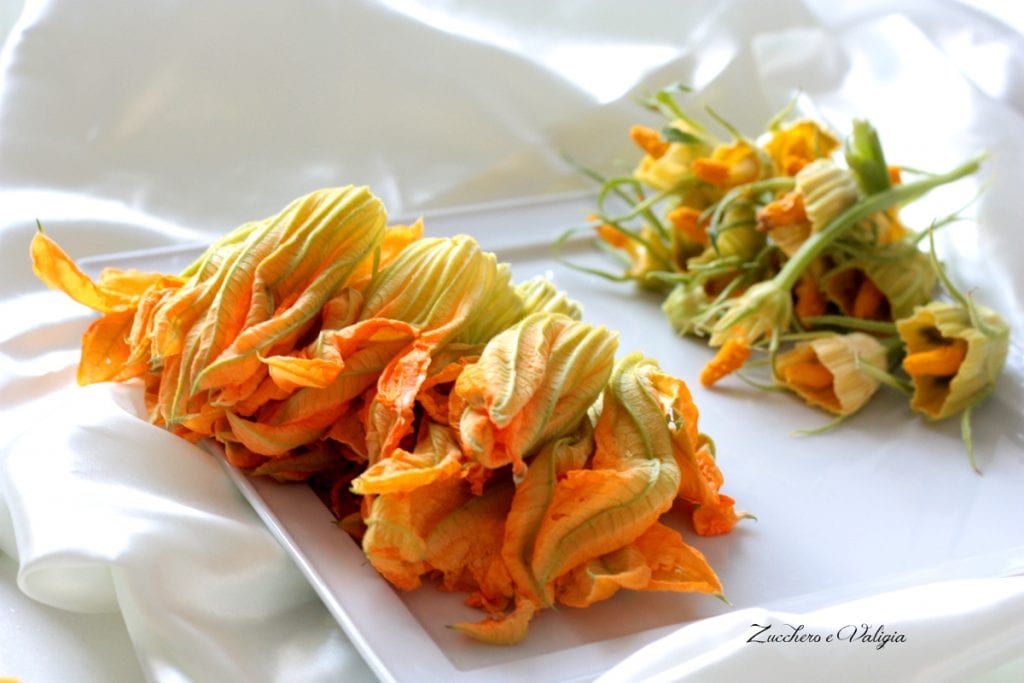 Focaccia ai cereali Paneangeli con fiori di zucchina, mozzarella e pancetta Focaccia ai cereali Paneangeli con fiori di zucchina, mozzarella e pancetta