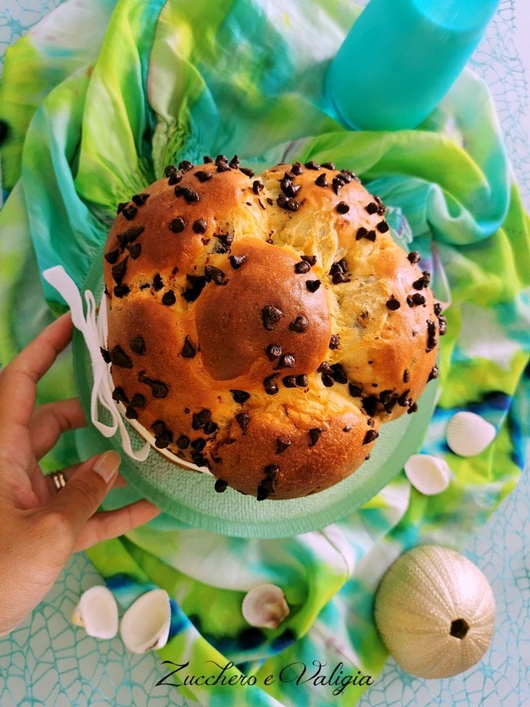 Brioche francese filante con gocce di cioccolato