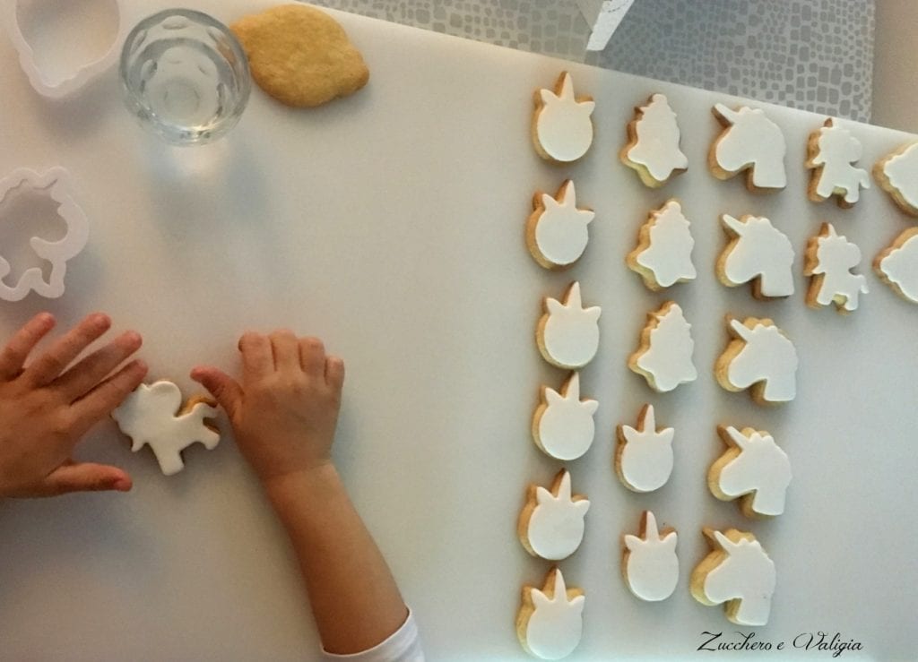 come preparare i biscotti Unicorno con la pasta di zucchero